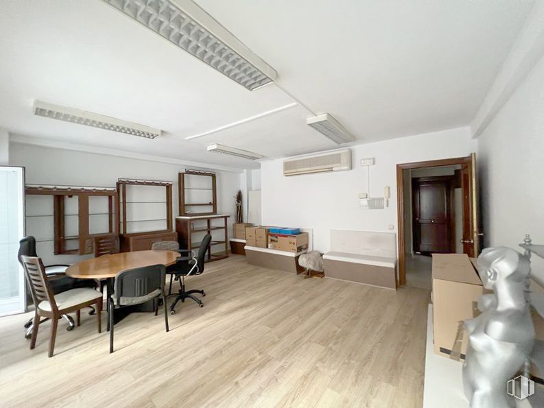 Oficina en alquiler en Calle Nuncio, Leganés, Madrid, 28912 con silla, mesa, escultura, madera, pasillo, edificio, pavimentos, accesorio, piso y madera alrededor