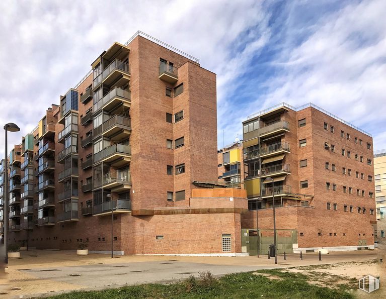 Retail for sale at Avenida Mariano Moreno el Musico, Getafe, Madrid, 28907 with building, sky, cloud, window, plant, tower block, urban design, tree, condominium and residential area around