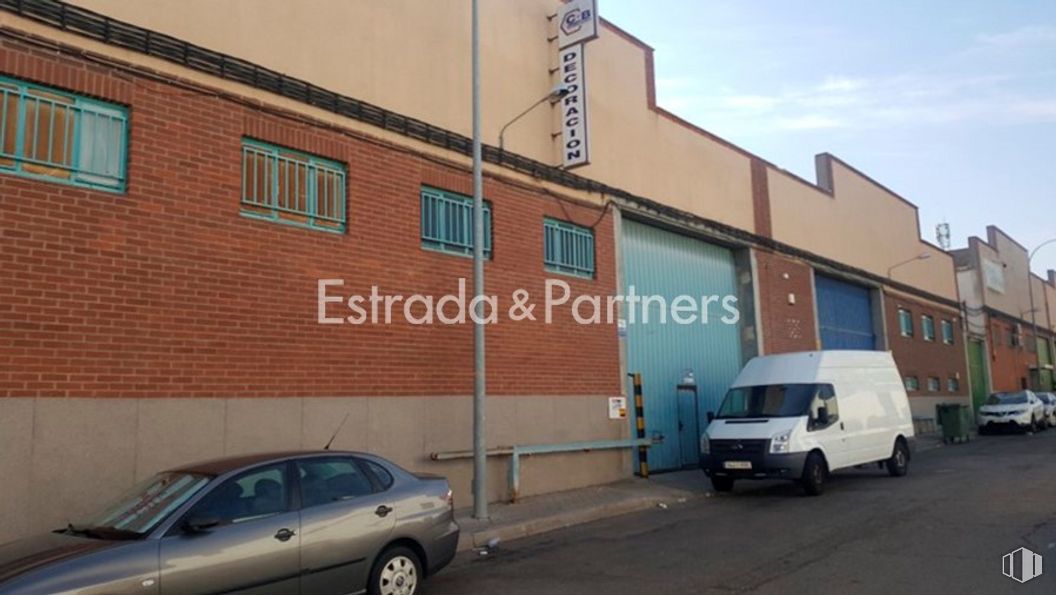 Nave en venta en Zona Industrial Fuenlabrada, Fuenlabrada, Madrid, 28947 con camioneta, coche, edificio, ventana, neumático, luz de estacionamiento automotriz, rueda, vehículo terrestre, vehículo y propiedad alrededor