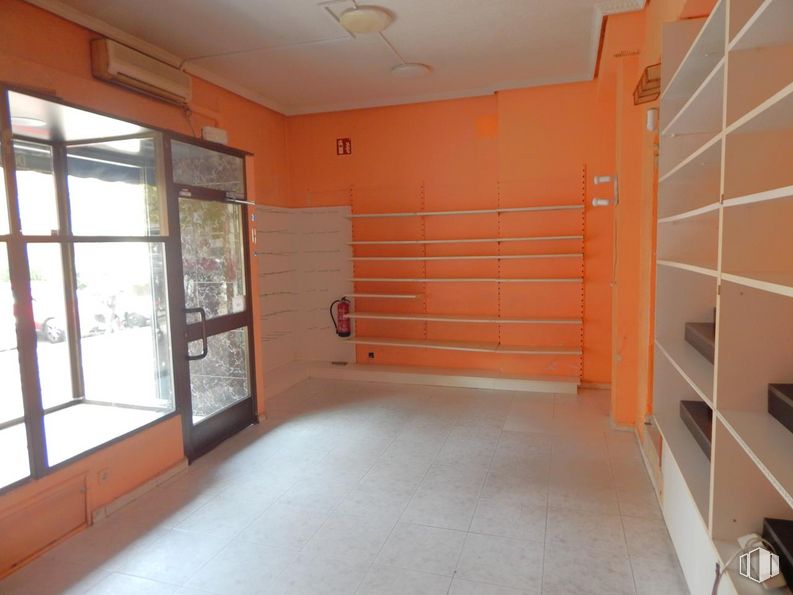 Local en venta en Calle San Claudio, Puente de Vallecas, Madrid, 28038 con propiedad, ventana, madera, accesorio, interiorismo, suelo, suelos, pared, sombra y hall alrededor