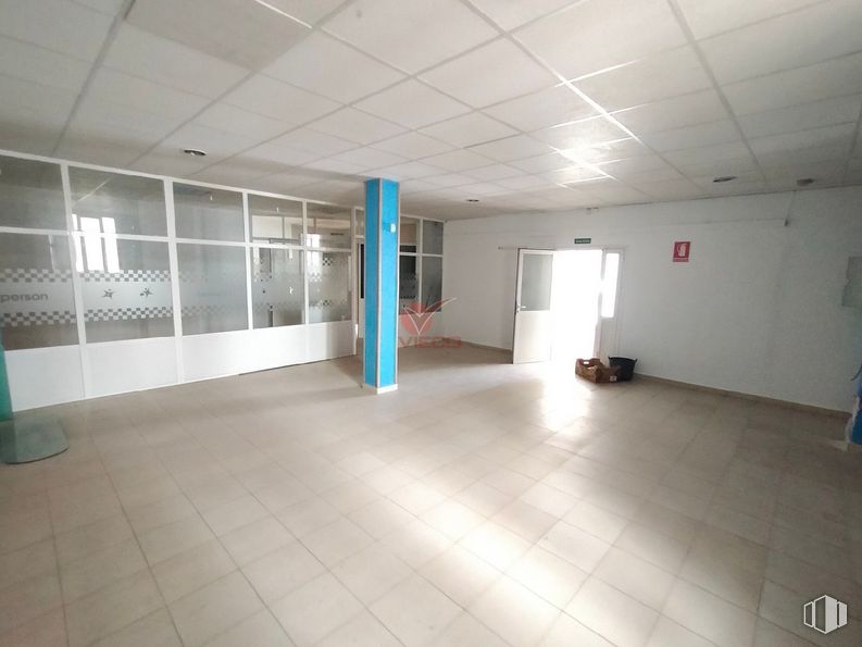 Retail for sale at Zona Reyes Católicos, Cuenca, 16003 with flooring, floor, ceiling, interior design, tile flooring, composite material, tile, hall, glass and transparency around