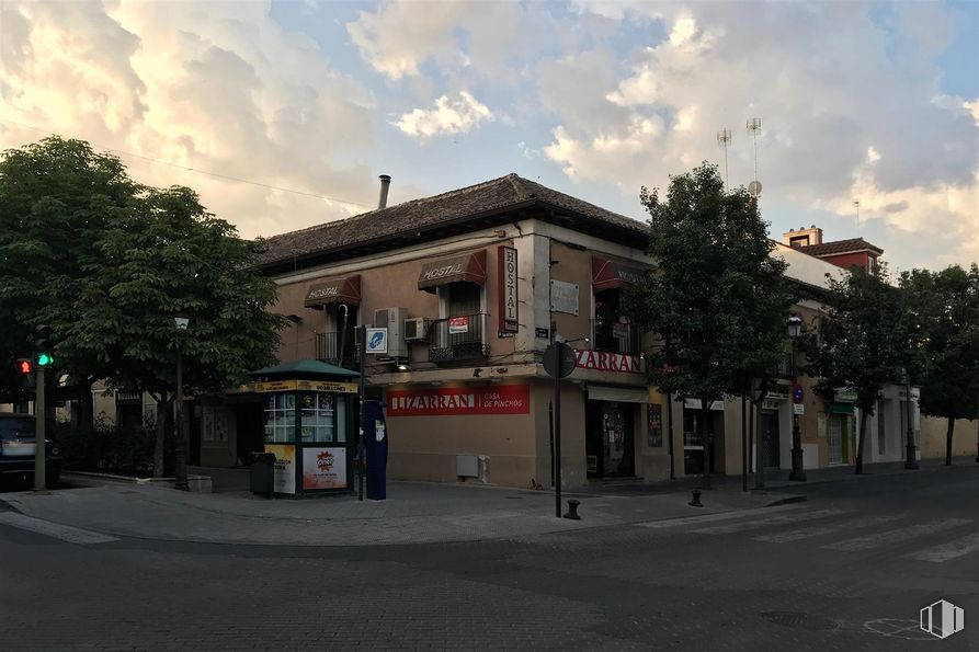 Local en alquiler en Calle Stuart, 63, Aranjuez, Madrid, 28300 con nube, cielo, árbol, planta, superficie de la carretera, ventana, zona residencial, fachada, ciudad y edificio alrededor