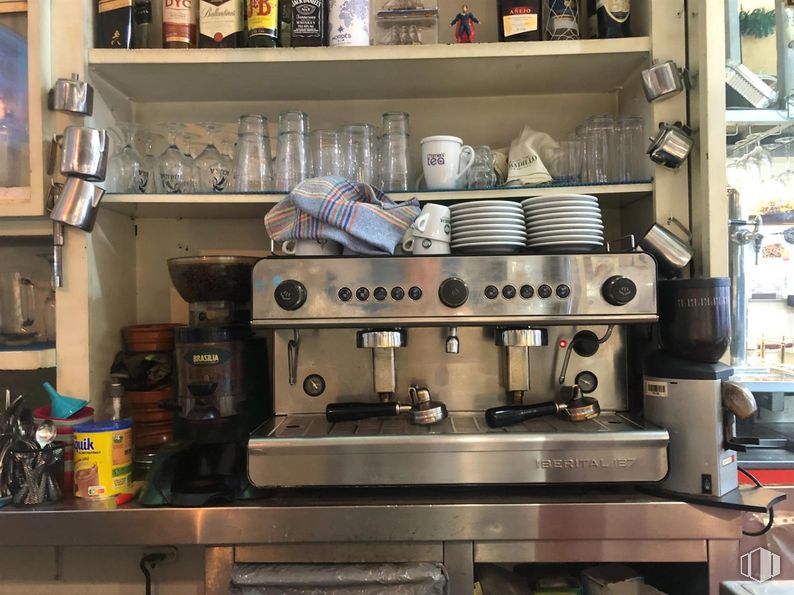 Retail for rent at Calle Alcala, Salamanca, Madrid, 28028 with expresso machine, coffeemaker, kitchen appliance, interior design, small appliance, shelf, lighting, home appliance, countertop and espresso machine around