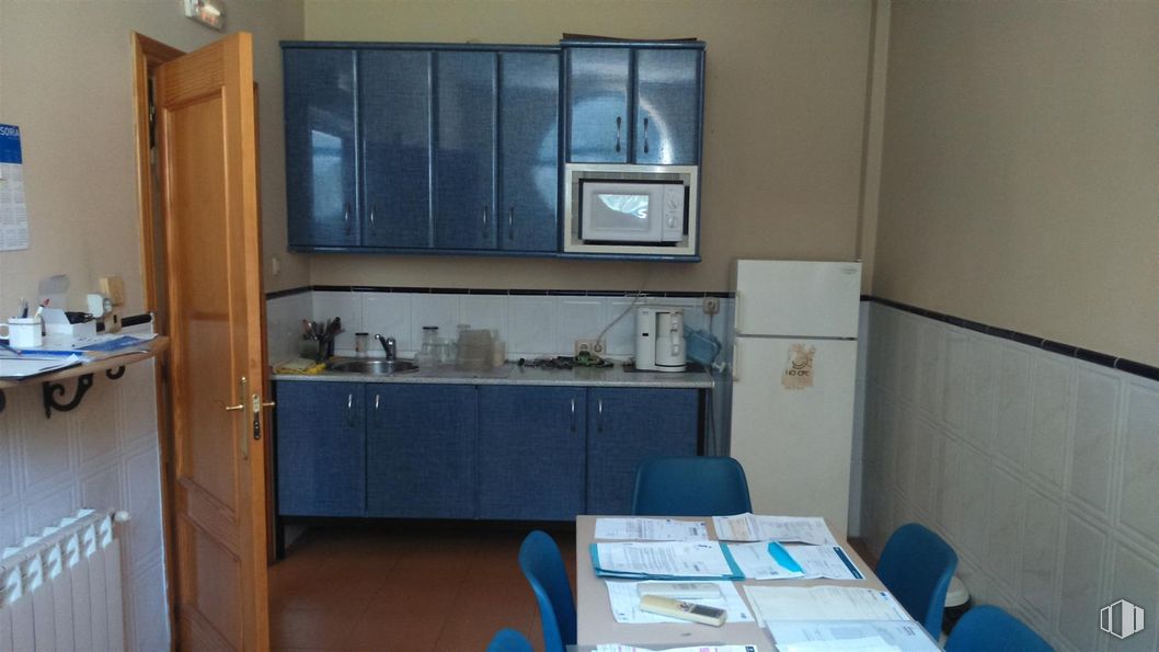 Industrial for sale at Zona Los Olivos - Los Ángeles, Getafe, Madrid, 28905 with cabinetry, door, property, countertop, building, table, sink, floor, flooring and kitchen around