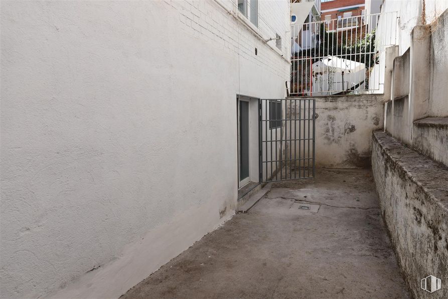 Nave en alquiler en Calle Garci-Nuño, 35, Tetuán, Madrid, 28029 con edificio, ventana, superficie de la carretera, escaleras, carretera, material compuesto, callejón, fachada, ciudad y hormigón alrededor