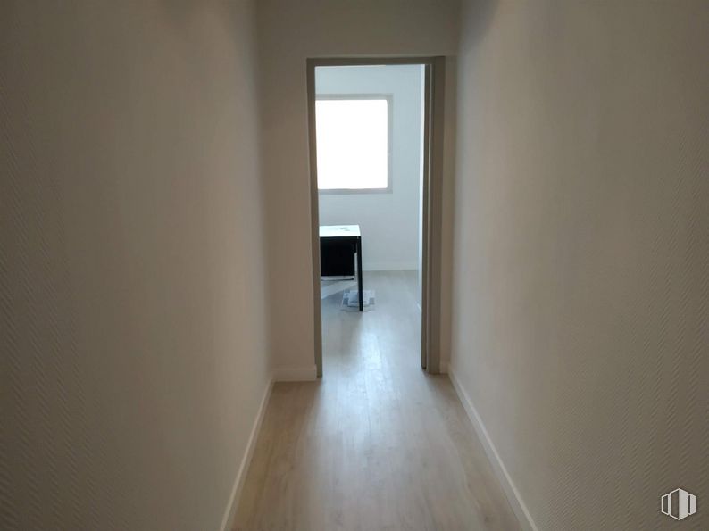 Nave en venta en Callejón Silicio, 9, Torrejón de Ardoz, Madrid, 28850 con ventana, mesa, mueble, edificio, accesorio, hall, madera, suelos, madera dura y techo alrededor