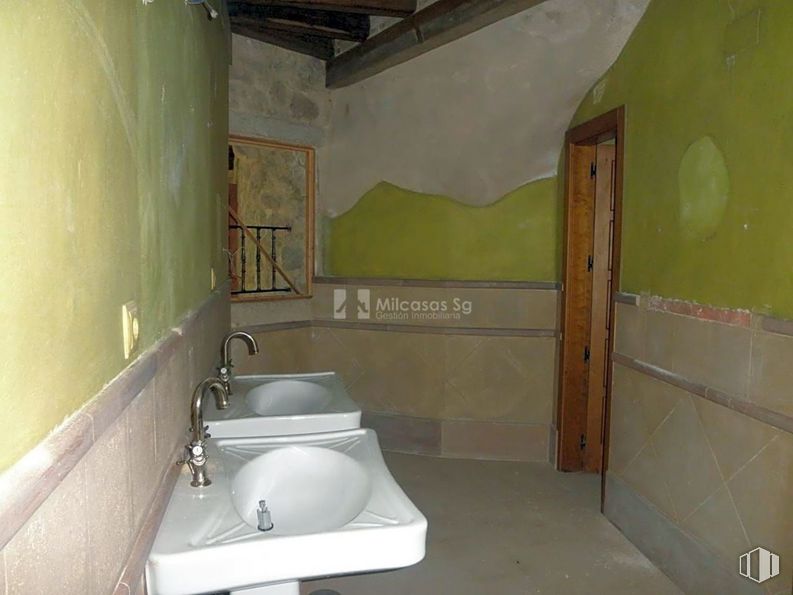 Retail for sale at Zona Centro, Sepúlveda, Segovia, 40300 with sink, tap, building, property, plumbing fixture, bathroom sink, bathroom, house, lighting and interior design around