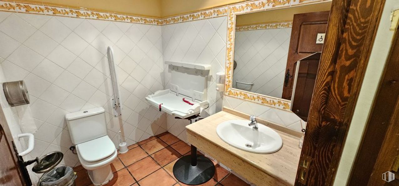 Retail for sale & for rent at Avenida Real Fábrica de Sedas, 4, Talavera de la Reina, Toledo, 45600 with toilet, sink, mirror, tap, bathroom sink, property, plumbing fixture, bathroom, purple and interior design around