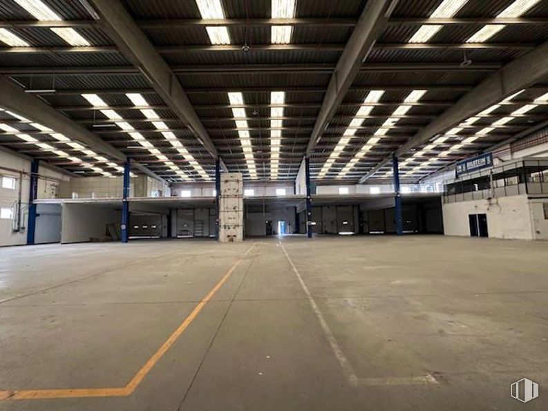 Industrial for sale & for rent at Polígono Tres Cantos, Tres Cantos, Madrid, 28760 with floor, ceiling, flooring, composite material, hall, warehouse, metal, engineering, fluorescent lamp and beam around