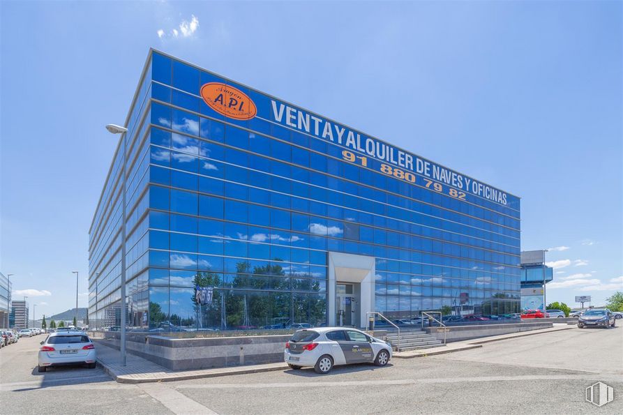 Retail for sale at Calle Francisco Alonso, Alcalá de Henares, Madrid, 28806 with car, building, sky, vehicle, wheel, architecture, cloud, tire, urban design and commercial building around