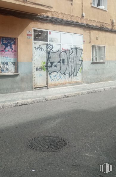 Nave en venta en Calle Papagayo, Carabanchel, Madrid, 28025 con ventana, superficie de la carretera, asfalto, pintura, edificio, arte, graffiti, fuente, escritura y árbol alrededor