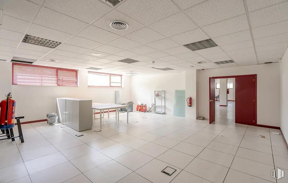 Office for sale at Calle Rosa Lima, Las Rozas de Madrid, Madrid, 28290 with window, door, fixture, hall, flooring, chair, floor, ceiling, event and space around