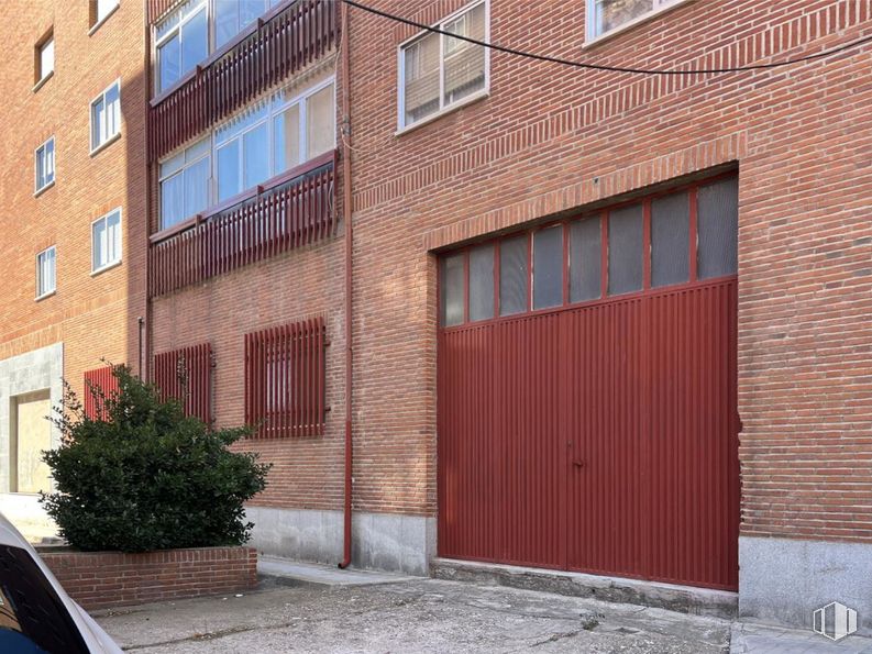 Retail for sale & for rent at Calle Hornos Caleros, Ávila, 05001 with plant, window, building, fixture, brickwork, brick, wood, road surface, material property and residential area around