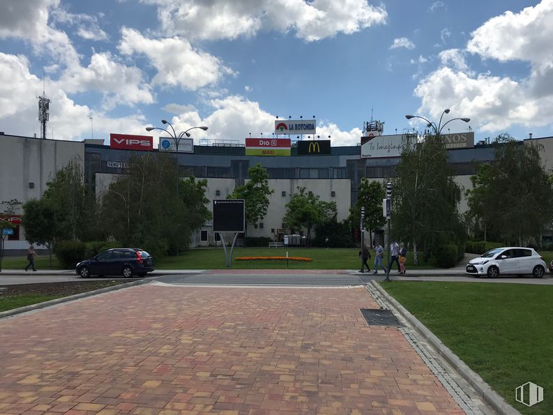 Retail for sale & for rent at Centro Comercial La Rotonda, Plaza Toro, 1, Tres Cantos, Madrid, 28760 with car, building, cloud, sky, plant, vehicle, wheel, tire, asphalt and tree around