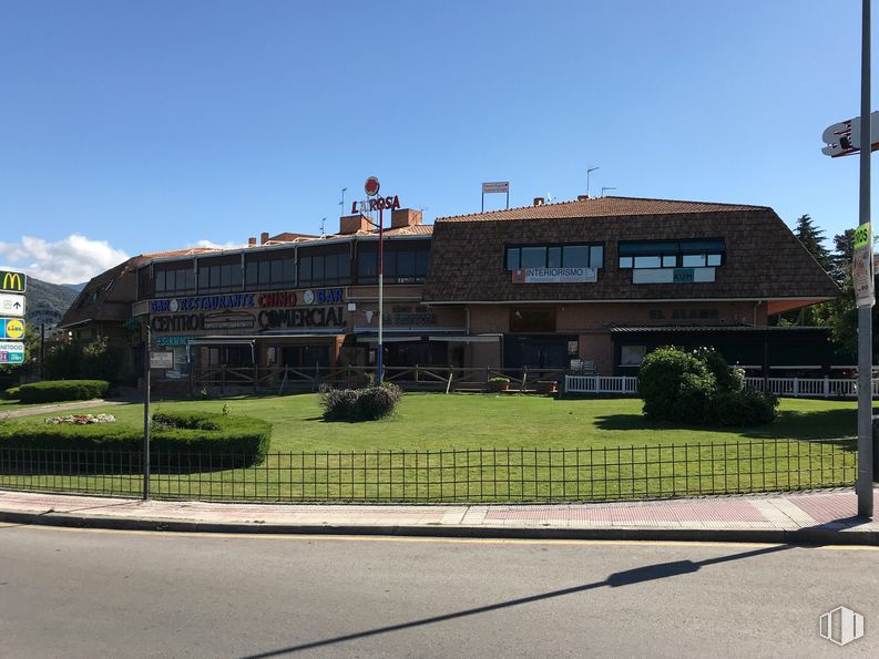 Oficina en alquiler en Centro Comercial Puerta de Villalba, Calle Fuente del Álamo, 16, Collado Villalba, Madrid, 28400 con edificio, cielo, planta, luz de la calle, diseño urbano, ventana, fachada, casa, ciudad y paisaje alrededor