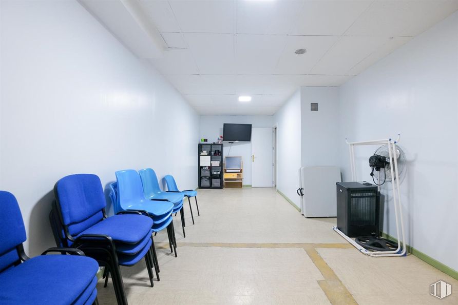 Retail for sale at Calle Río Ulla, Ciudad Lineal, Madrid, 28017 with chair, television, building, floor, flooring, houseplant, ceiling, door, city and waiting room around