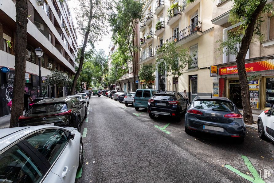 Retail for sale & for rent at Calle Gaztambide, Chamberí, Madrid, 28015 with car, building, automotive parking light, vehicle, tire, wheel, motor vehicle, infrastructure, window and automotive lighting around