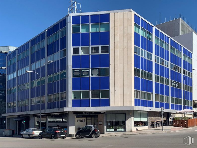 Oficina en alquiler en Calle Cronos, 8, San Blas - Canillejas, Madrid, 28037 con coche, edificio, propiedad, rueda, cielo, ventana, arquitectura, luz de la calle, vehículo y diseño urbano alrededor