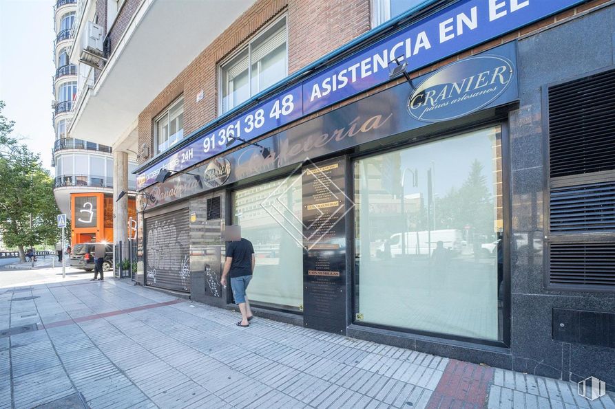 Local en alquiler en Avenida América, Salamanca, Madrid, 28002 con ventana, persona, ropa, pared, edificio, fachada, ciudad, acera, área metropolitana y superficie de la carretera alrededor