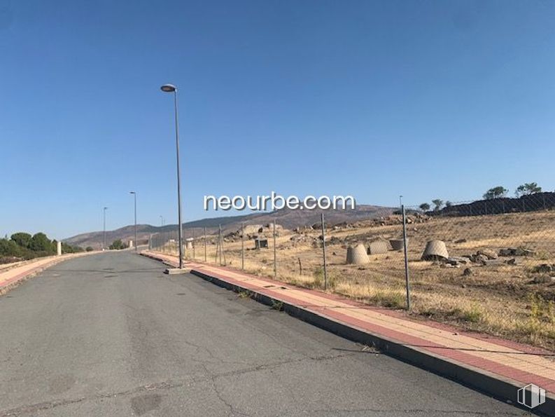 Land for sale at Calle Puente Pasil, El Tiemblo, Ávila, 05270 with sky, ecoregion, street light, natural environment, plant, road surface, slope, asphalt, land lot and thoroughfare around