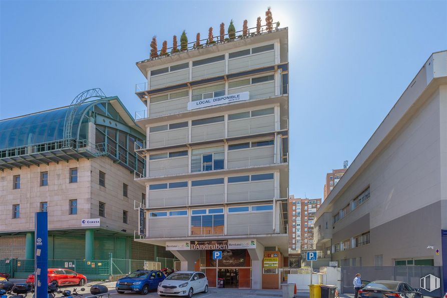 Office for rent at Calle Manuel Tovar, Fuencarral - El Pardo, Madrid, 28034 with building, tire, wheel, land vehicle, sky, car, blue, street light, vehicle and condominium around