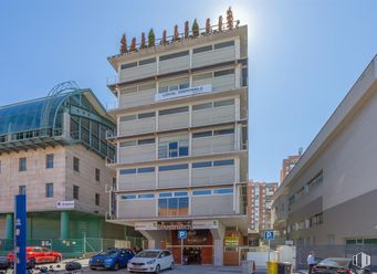 Oficina en alquiler en Calle Manuel Tovar, Fuencarral - El Pardo, Madrid, 28034 con edificio, neumático, rueda, vehículo terrestre, cielo, coche, azul, luz de la calle, vehículo y condominio alrededor