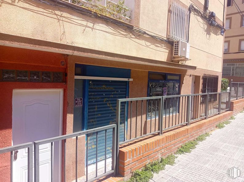 Retail for sale at Calle Guadalajara, 1, Alcorcón, Madrid, 28922 with door, window, building, plant, wood, brick, fence, neighbourhood, residential area and urban design around