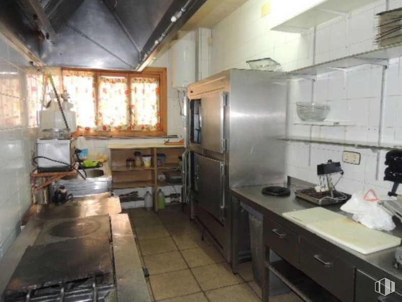 Retail for sale at Calle Felipe Solano Antelo, 16, Guadalajara, 19002 with refrigerator, cabinetry, window, building, countertop, kitchen appliance, kitchen, interior design, architecture and flooring around