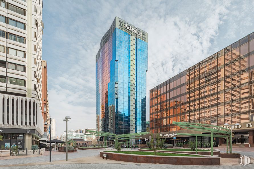 Oficina en alquiler en Edificio Alfredo Mahou, Plaza Manuel Gómez Moreno, 2, Tetuán, Madrid, 28020 con edificio, nube, cielo, tiempo de día, rascacielos, propiedad, bloque de pisos, condominio, diseño urbano y paisaje urbano alrededor