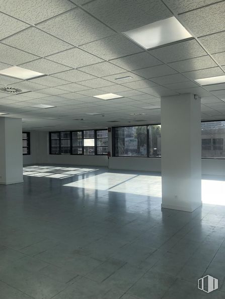 Office for rent at Avenida San Máximo, 11, Usera, Madrid, 28041 with light fixture, window, fixture, floor, building, flooring, glass, ceiling, tints and shades and tile flooring around