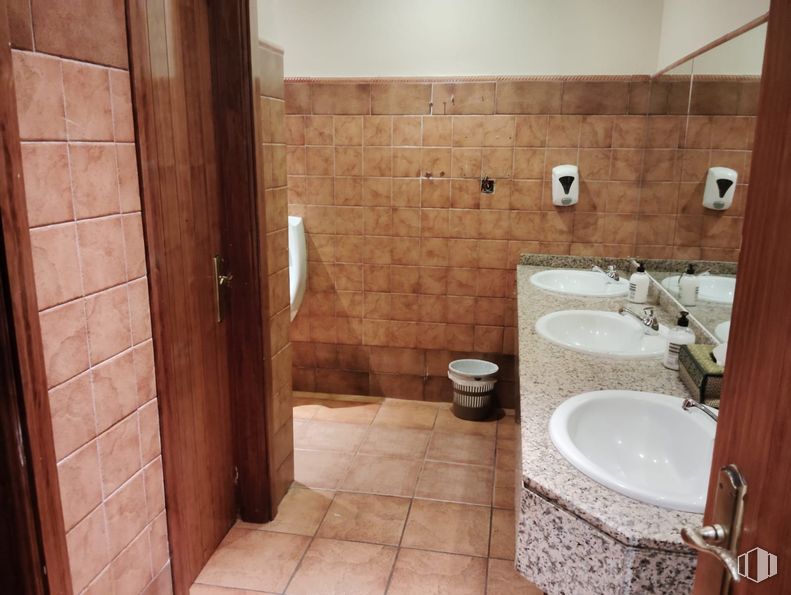 Local en alquiler en Calle Luis Buñuel, Pozuelo de Alarcón, Madrid, 28223 con fregadero, lavabo, suelos, pared, suelo, accesorios de fontanería, cuarto de baño, interiorismo, fontanería y azulejo alrededor