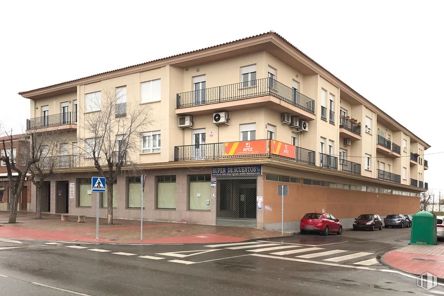 Retail for sale & for rent at Avenida Reyes Católicos, 13, Sonseca, Toledo, 45100 with building, window, sky, urban design, neighbourhood, car, residential area, commercial building, condominium and facade around