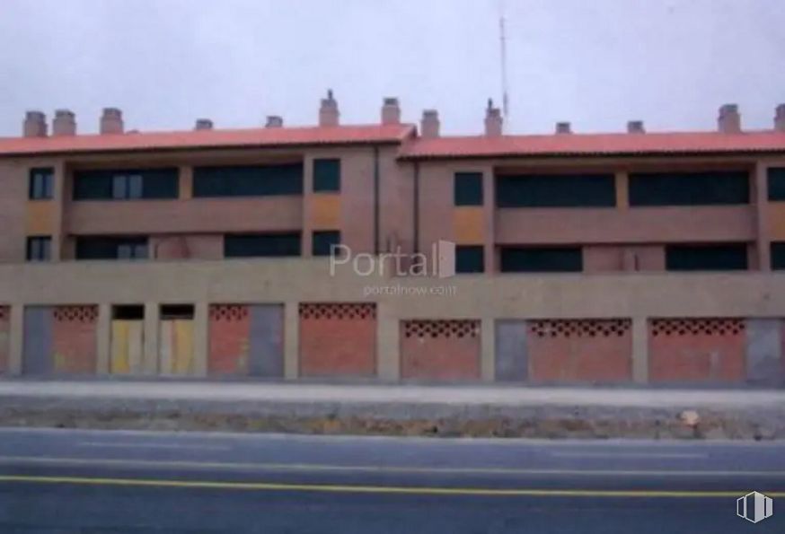 Local en venta en Carretera Valladolid, La Lastrilla, Segovia, 40196 con edificio, ventana, cielo, accesorio, zona residencial, material compuesto, asfalto, rectángulo, fachada y ciudad alrededor