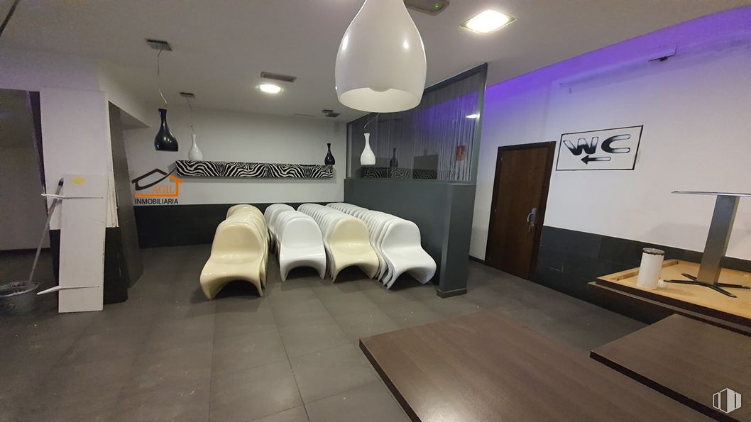 Retail for rent at  Calle Santa Isabel, Leganés, Madrid, 28911 with lighting, table top, property, building, comfort, table, architecture, interior design, lamp and house around