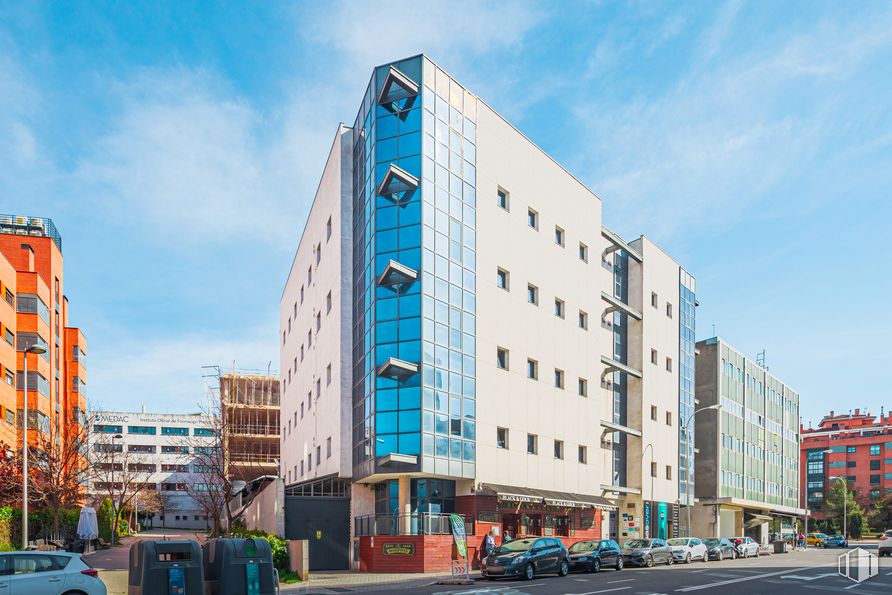 Office for rent at Calle Cronos, 10, San Blas - Canillejas, Madrid, 28037 with building, car, cloud, sky, window, wheel, vehicle, tire, urban design and tower block around