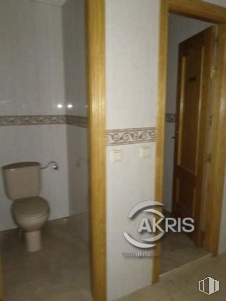 Retail for sale at Ronda Buenavista, Toledo, 04005 with toilet, door, fixture, wood, interior design, floor, flooring, handle, hardwood and bathroom around