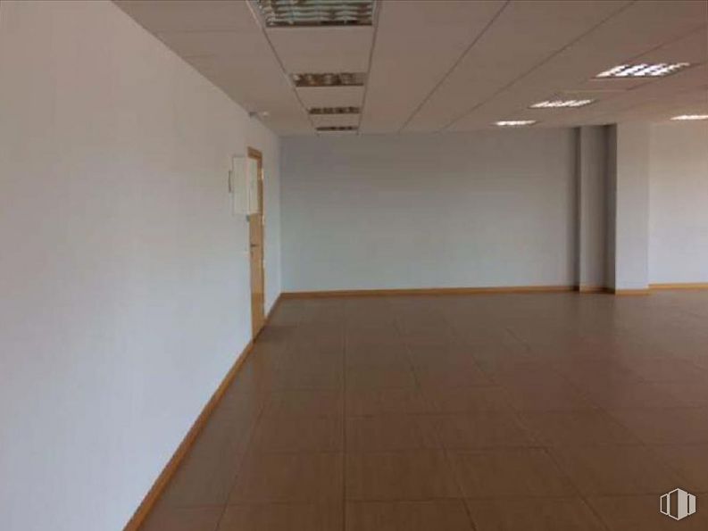 Oficina en alquiler y venta en Calle Reyes Católicos, 6, Alcobendas, Madrid, 28108 con pizarron, accesorio, madera, suelo, piso, pintura, edificio, madera dura, entrada, tinte para madera y techo alrededor