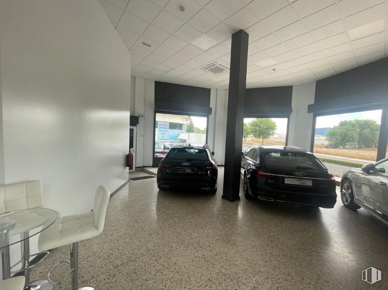 Nave en venta en Calle Lanzarote, Fuenlabrada, Madrid, 28946 con coche, neumático, silla, rueda, ventana, luz de estacionamiento, vehículo, iluminación del automóvil, diseño automovilístico y suelo alrededor