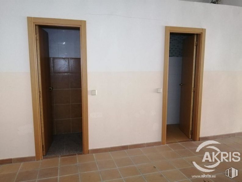 Retail for sale at Centro Alameda de la Sagra, Alameda de la Sagra, Toledo, 45240 with door, property, fixture, wood, floor, home door, wall, flooring, handle and real estate around