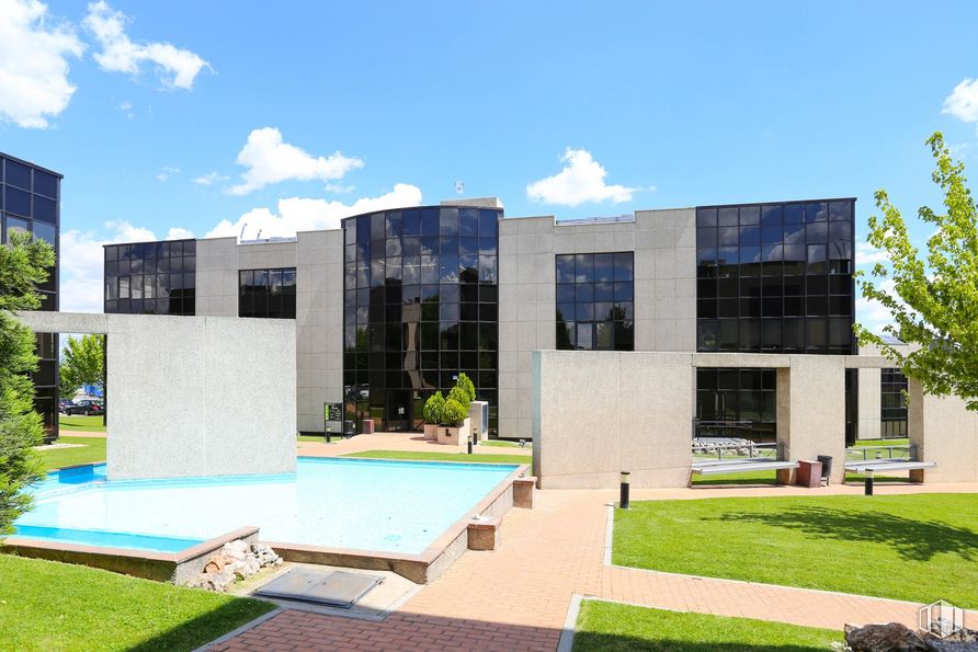 Oficina en alquiler en Edificio L, Calle Caléndula, 93, Alcobendas, Madrid, 28100 con edificio, mueble, nube, cielo, tiempo de día, planta, diseño de interiores, árbol, sombra, césped y diseño urbano alrededor