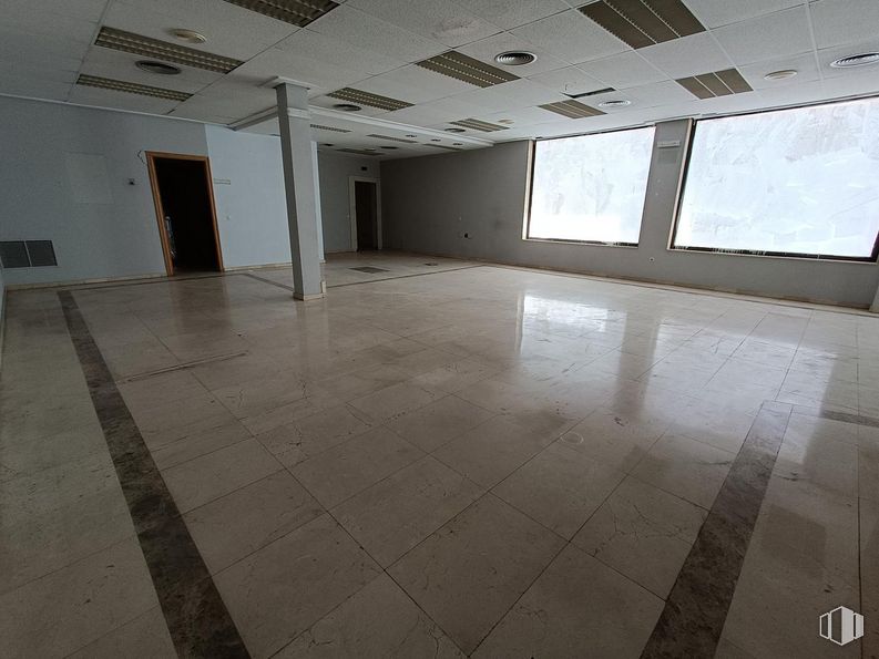 Retail for sale at Calle Ciudad de Martos, Mora, Toledo, 45400 with door, window, fixture, floor, flooring, wood, composite material, hall, building material and glass around