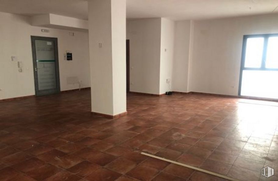 Office for sale at Plaza Salvador, Arévalo, Ávila, 05200 with door, window, fixture, wood, hall, flooring, tile flooring, floor, building material and material property around