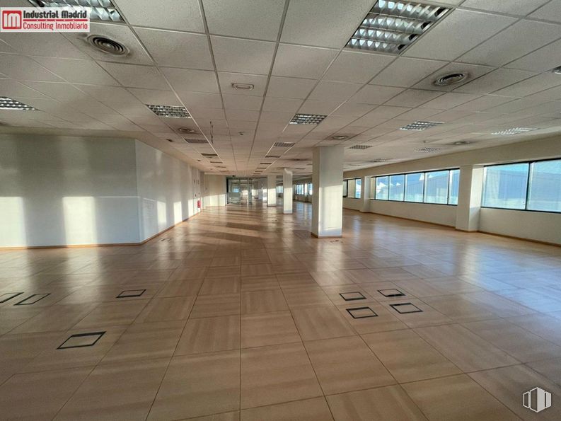 Office for sale & for rent at Avenida de Madrid, Arganda del Rey, Madrid, 28500 with fixture, building, architecture, interior design, tile flooring, floor, flooring, hall, ceiling and glass around