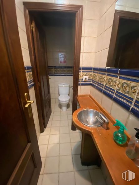 Retail for sale at Plaza Ondarreta, Alcorcón, Madrid, 28923 with sink, toilet, property, plumbing fixture, tap, bathroom, flooring, floor, bathroom sink and wood around