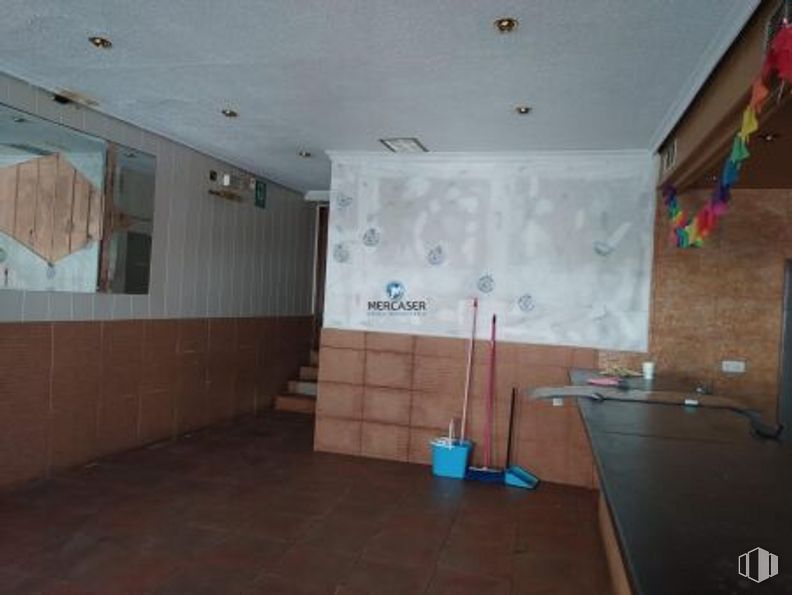 Retail for sale at Avenida Madrid, Los Santos de la Humosa, Madrid, 28817 with property, flooring, wood, building, floor, wall, house, ceiling, hardwood and space around