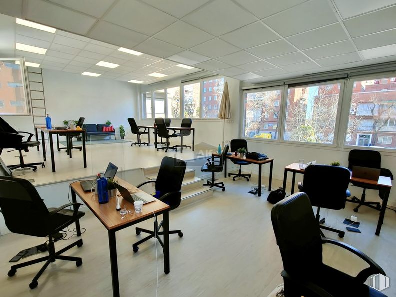 Office for rent at Calle Doctor Esquerdo, Retiro, Madrid, 28009 with chair, desk, table, furniture, interior design, flooring, floor, office chair, ceiling and lighting around