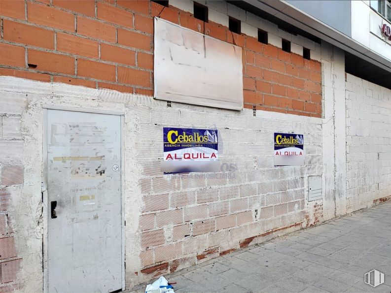 Retail for rent at Calle Señorío de Molina, Guadalajara, 19005 with door, brickwork, brick, building, fixture, road surface, art, gas, font and facade around