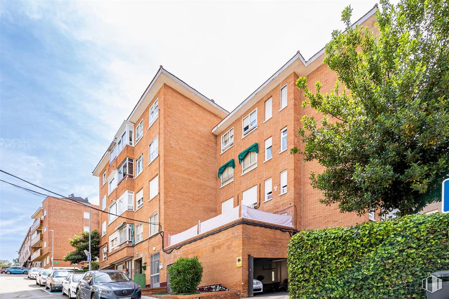 Retail for sale at Calle Nueva, Las Rozas de Madrid, Madrid, 28230 with car, building, plant, sky, cloud, window, tire, tree, wheel and urban design around