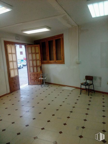 Retail for rent at Calle San Miguel, 5, Santa Cruz de la Zarza, Toledo, 45370 with chair, door, window, property, fixture, wood, lighting, tile flooring, interior design and building around