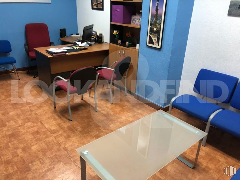 Office for rent at Ronda Buenavista, Toledo, 45005 with chair, table, picture frame, furniture, property, blue, architecture, wood, interior design and flooring around